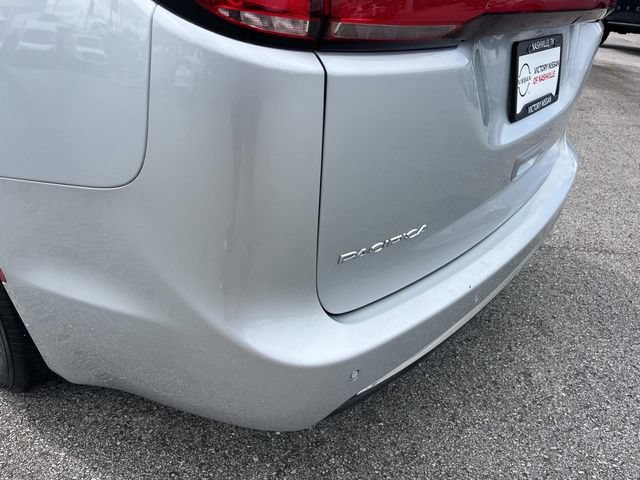 Used 2024 Chrysler Pacifica Touring-L FWD image 8