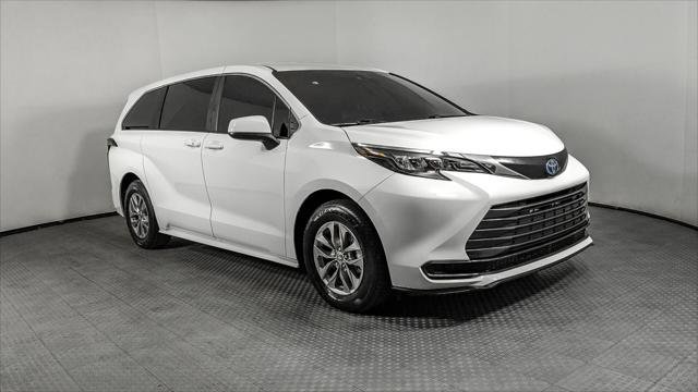 Used 2024 Toyota Sienna LE FWD image 11