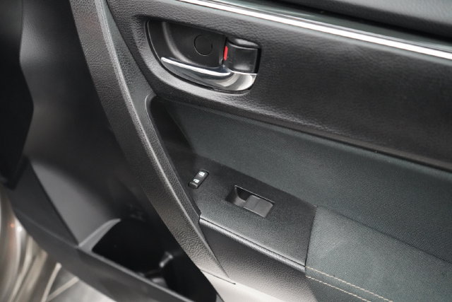 Used 2018 Toyota Corolla LE FWD image 40