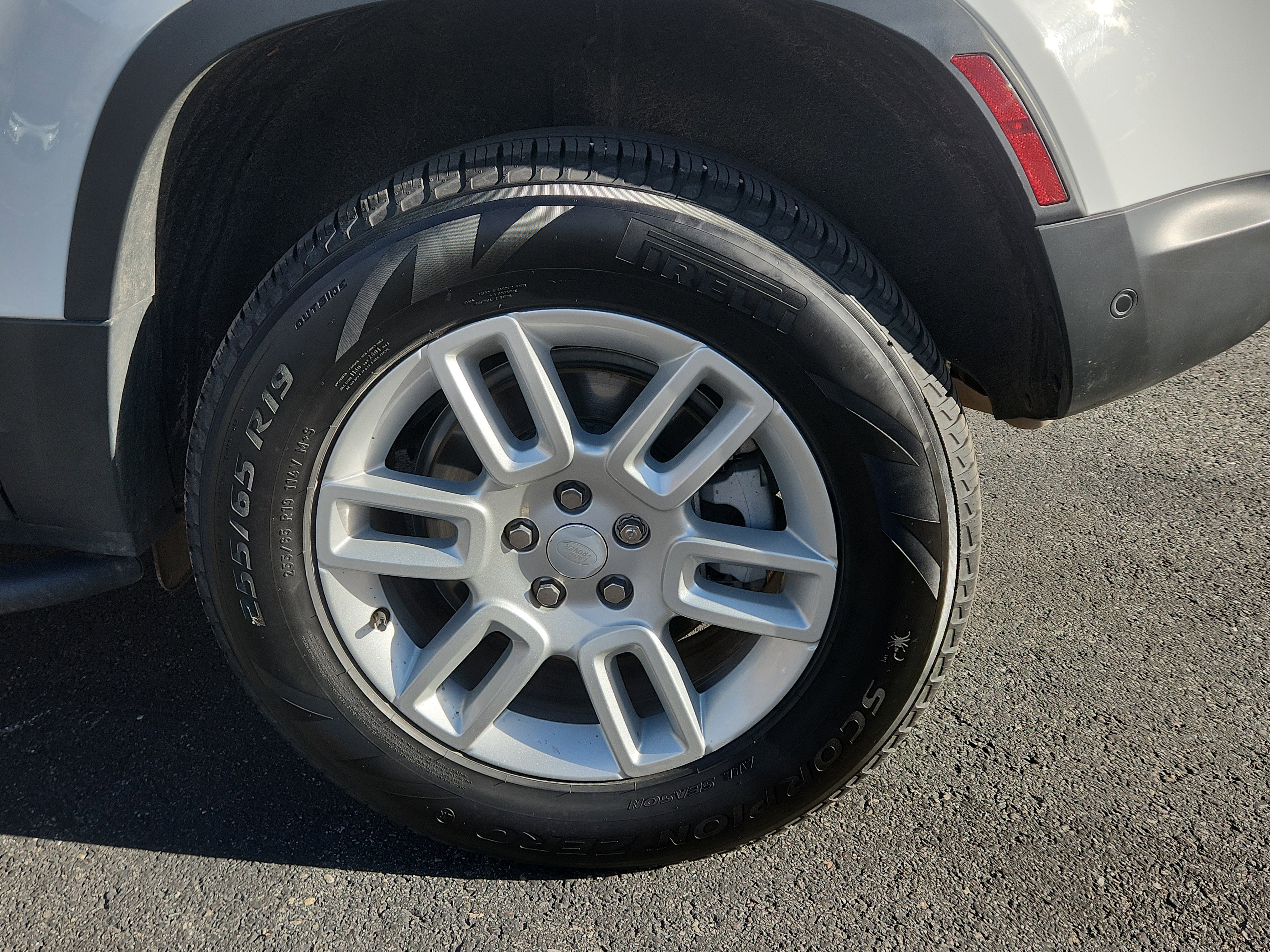 Used 2025 Land Rover Defender 90 S image 16