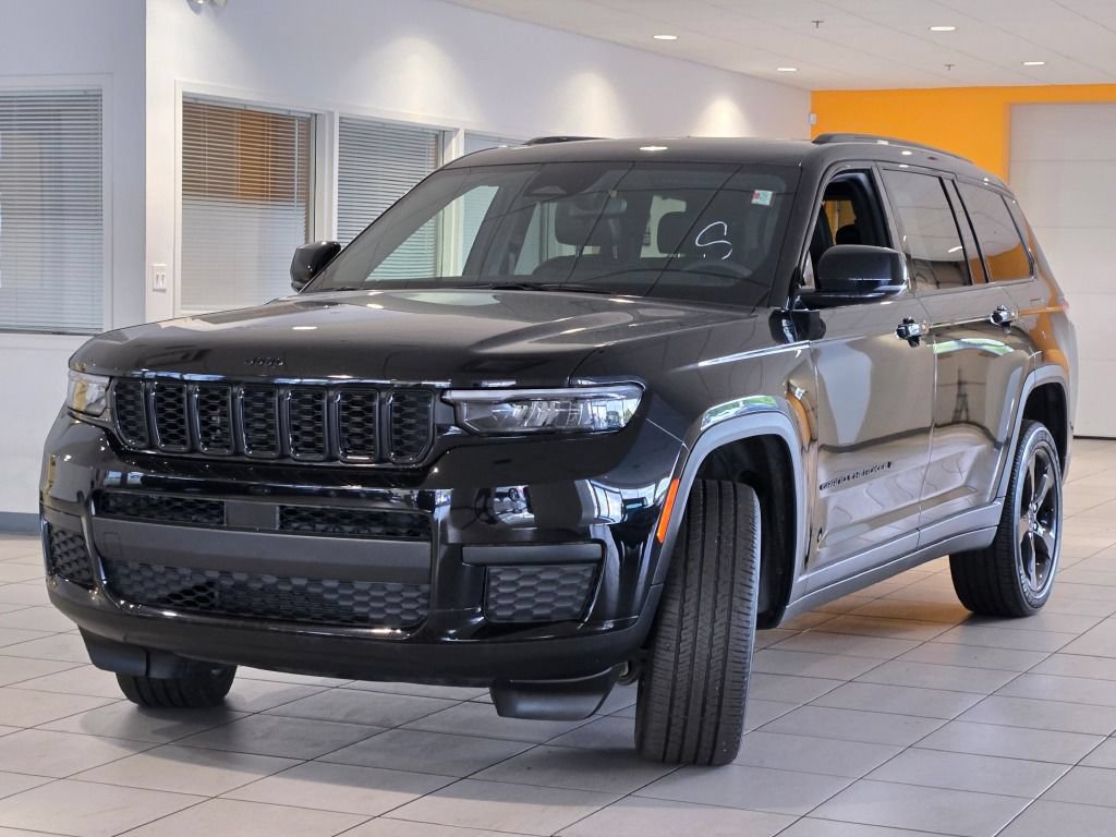 Used 2023 Jeep Grand Cherokee L Laredo AWD/4WD image 3