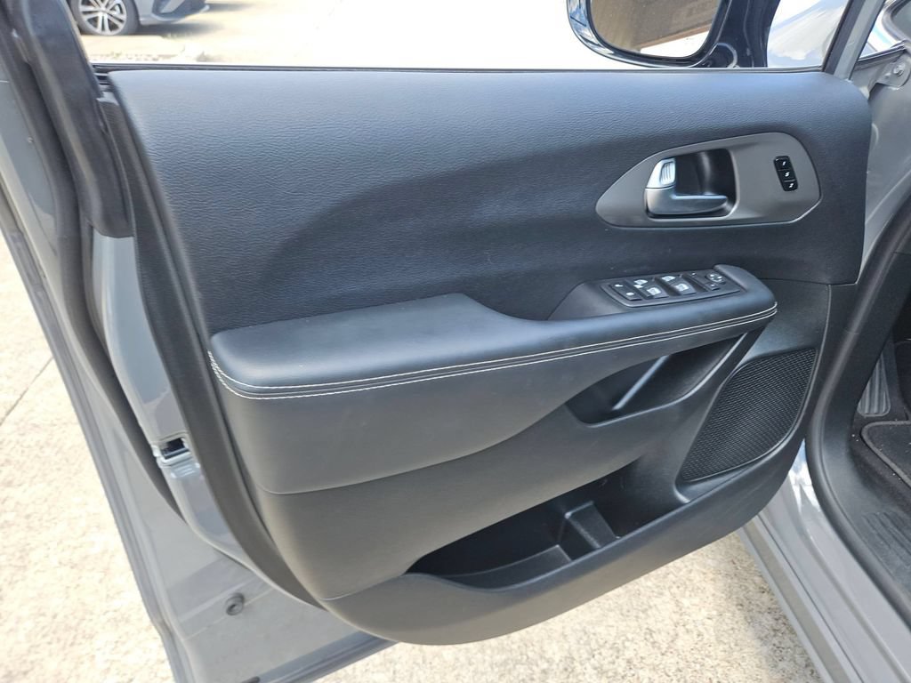 Used 2025 Chrysler Pacifica Select FWD image 11