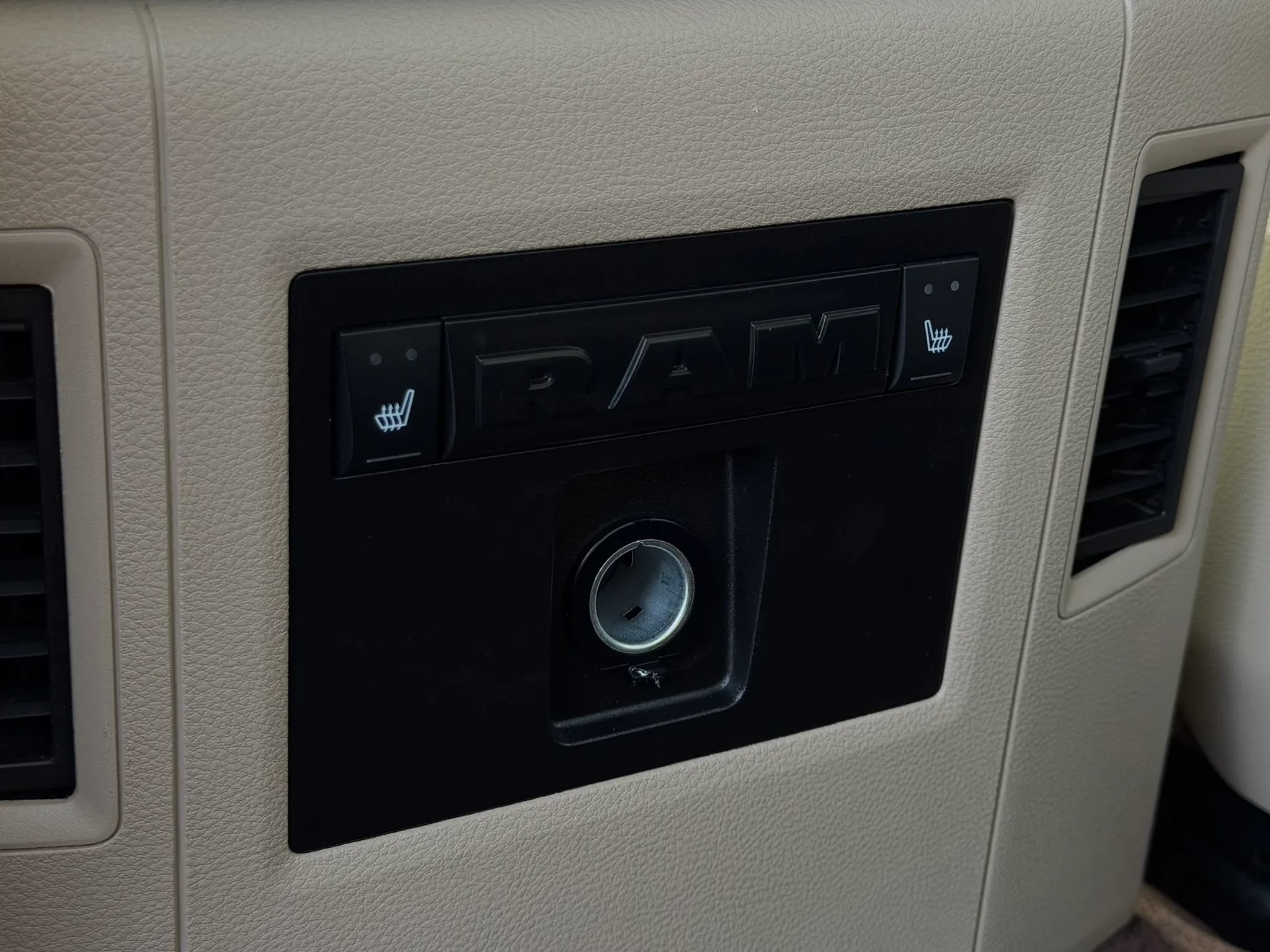 Used 2016 RAM 2500 Laramie RWD image 23
