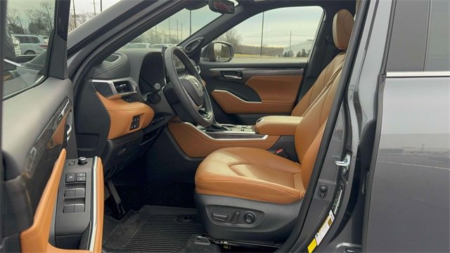 Used 2025 Toyota Highlander Platinum image 15