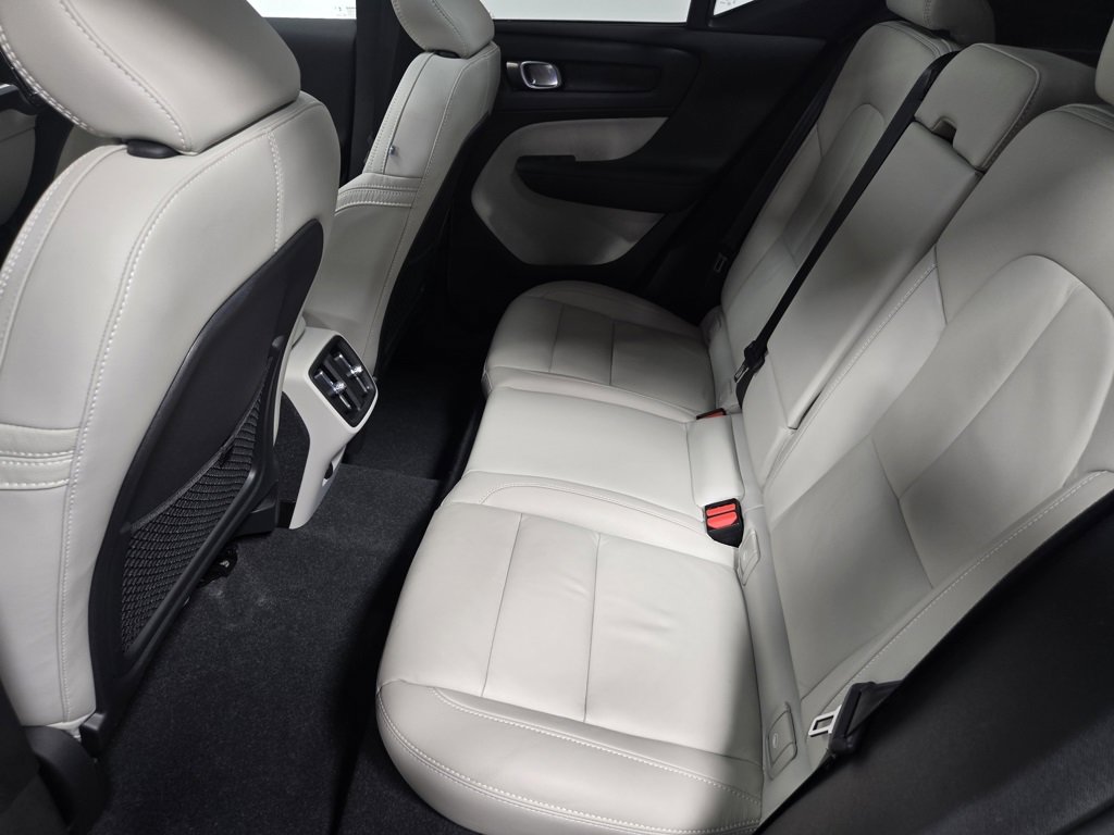 Used 2024 Volvo XC40 B5 Plus image 31
