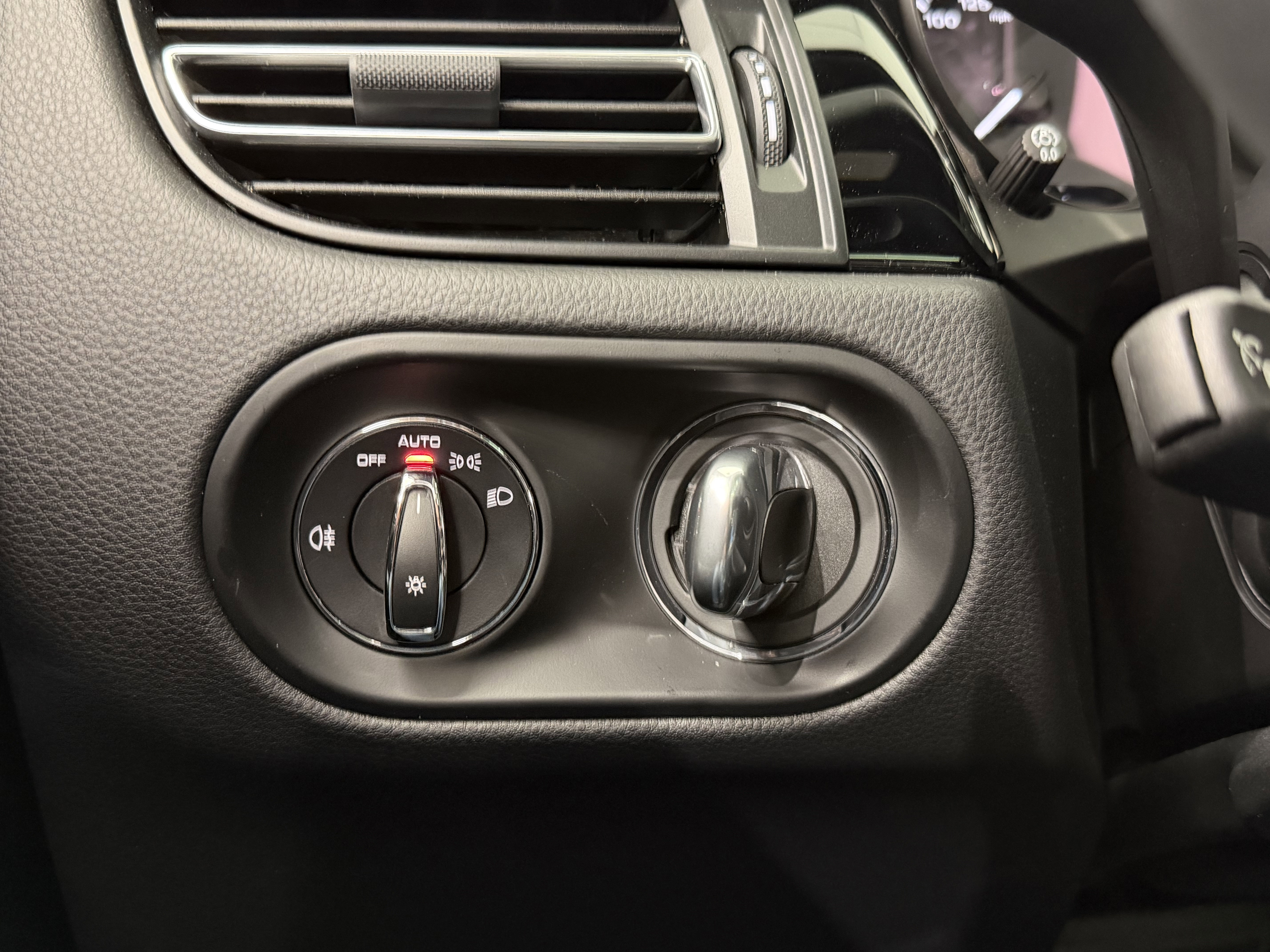 Certified 2025 Porsche Macan image 47