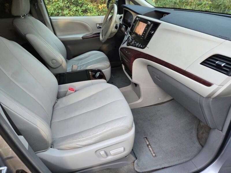 Used 2012 Toyota Sienna XLE w/ Premium Pkg FWD image 12