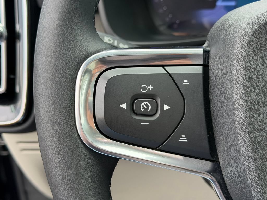 Certified 2023 Volvo XC40 B5 Plus w/ Protection Package Premier AWD/4WD image 28