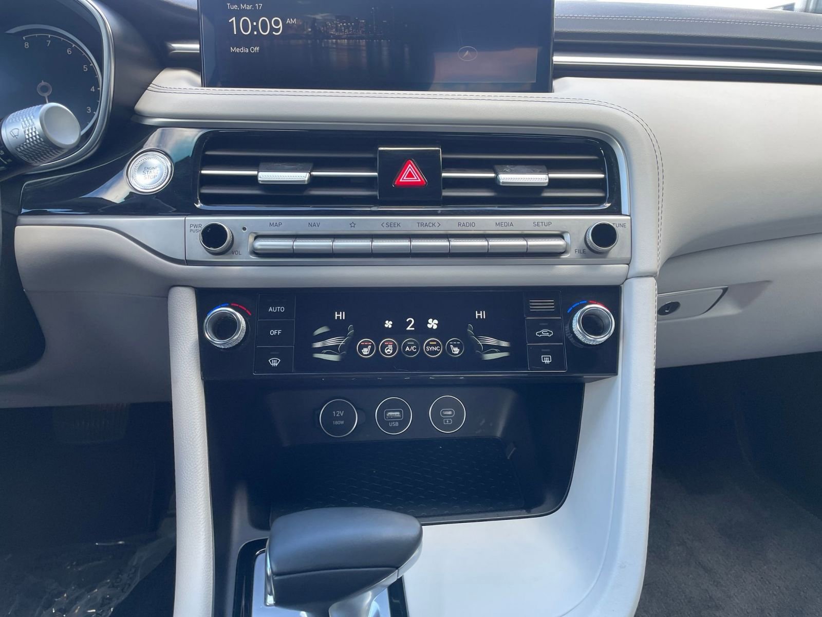 Used 2025 Genesis G70 2.5T image 17