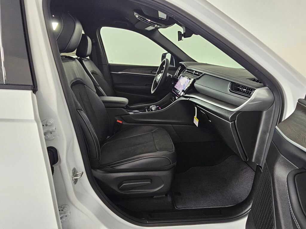 New 2026 Jeep Grand Cherokee Altitude image 38