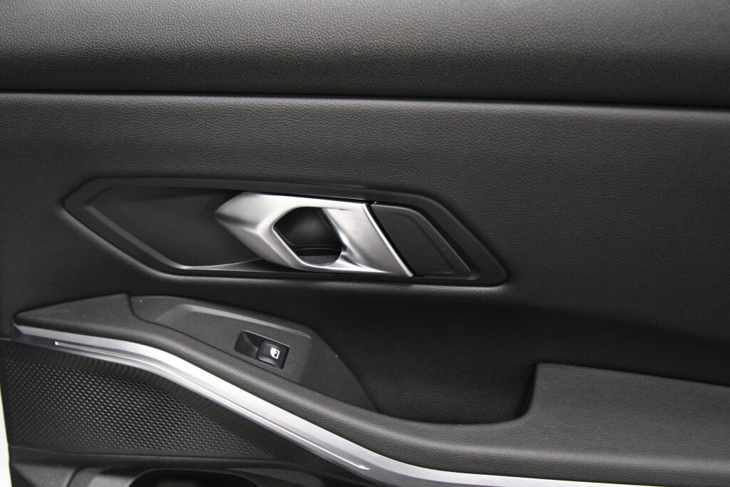 Used 2025 BMW 330i xDrive Sedan w/ Premium Package image 28