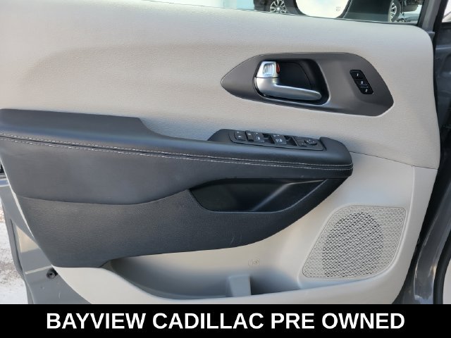 Used 2023 Chrysler Pacifica Touring-L FWD image 18