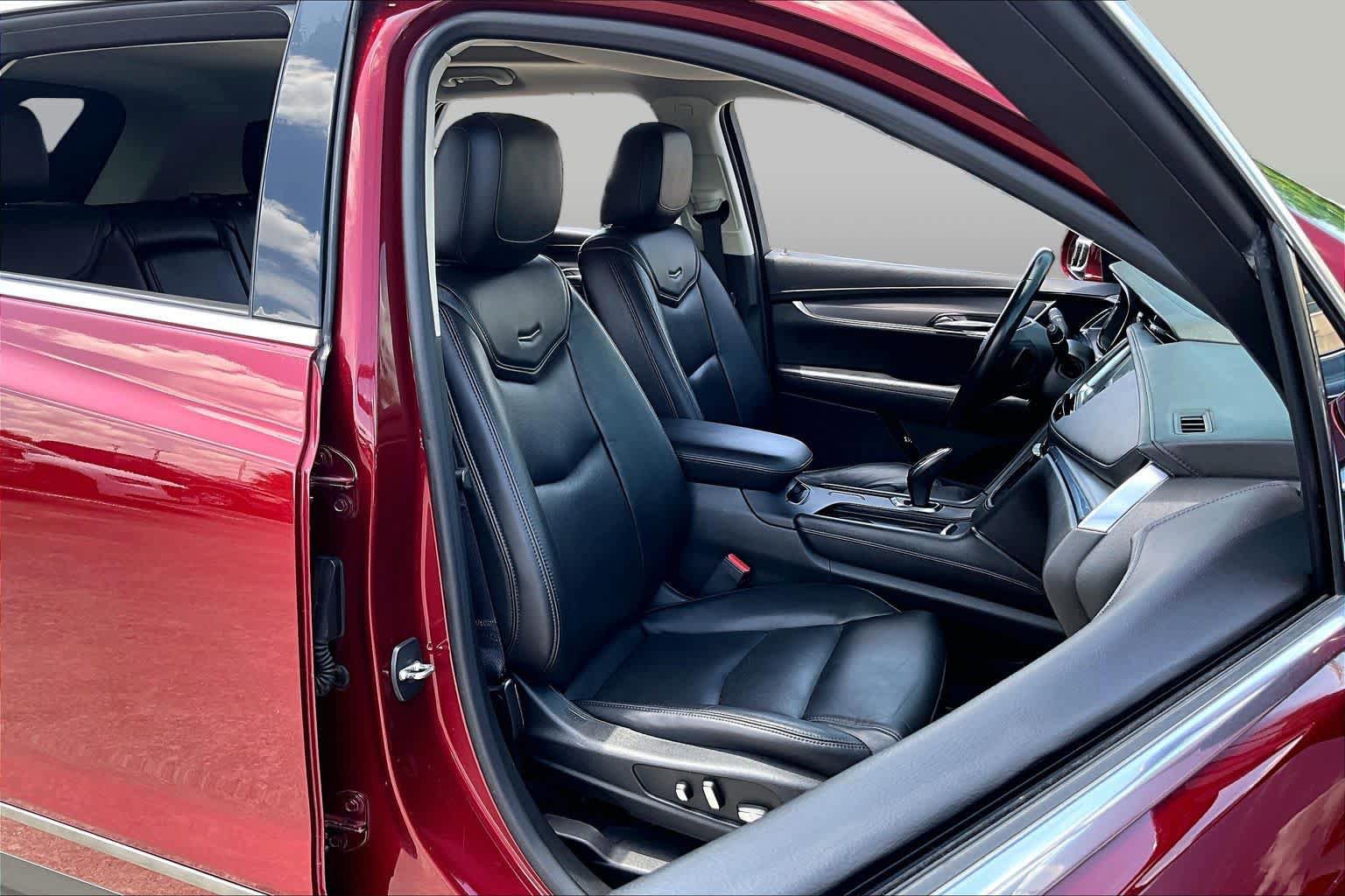 Used 2017 Cadillac XT5 Luxury w/ Driver Awareness Package FWD image 8