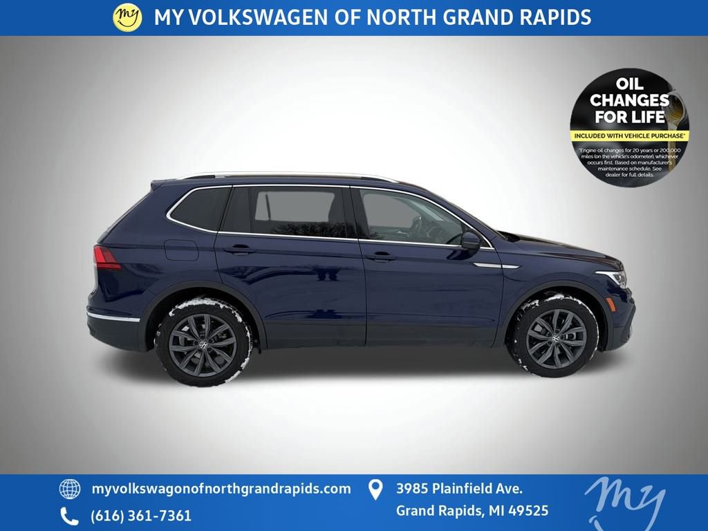 Used 2022 Volkswagen Tiguan SE w/ Panoramic Sunroof Package image 9