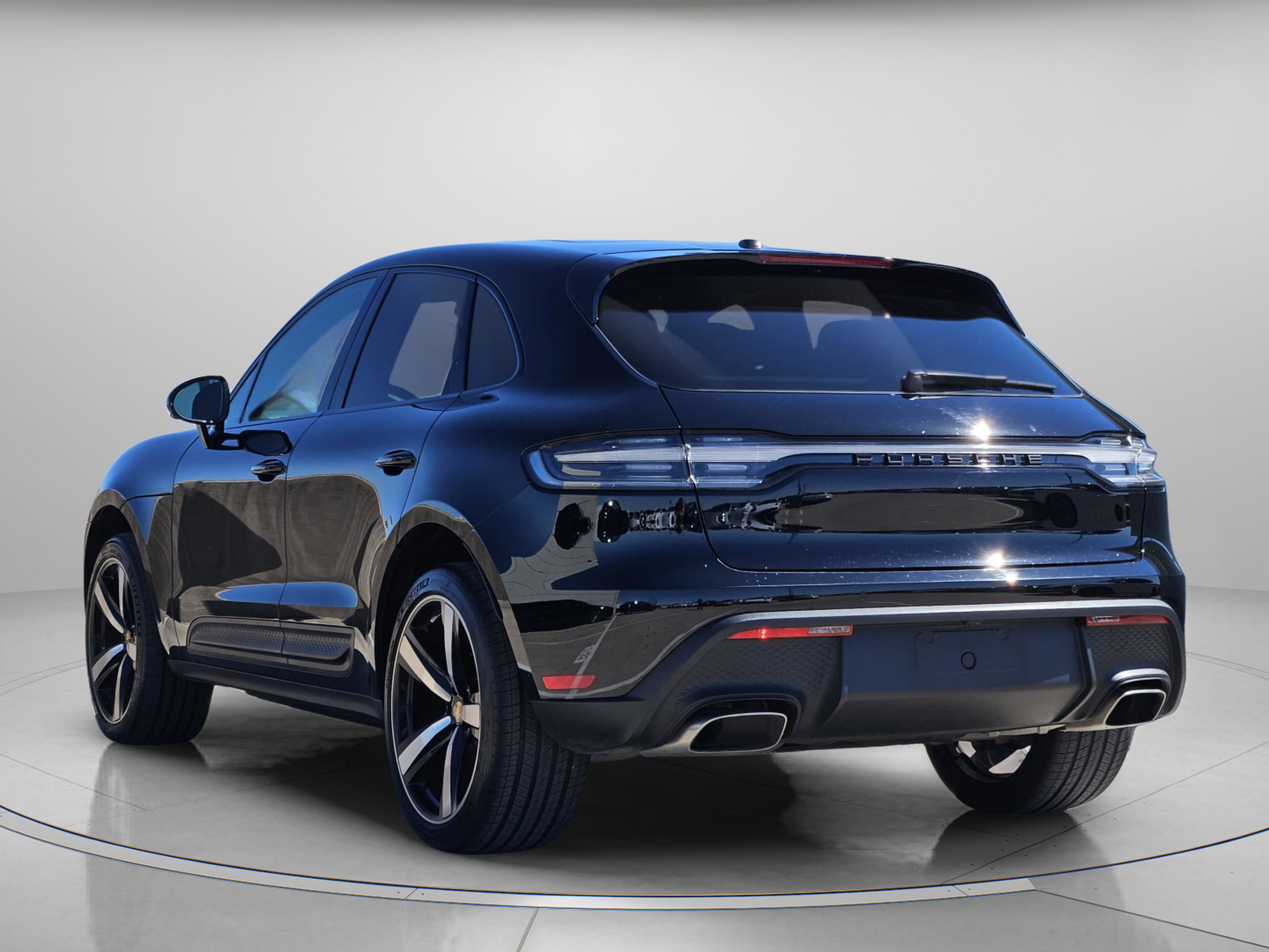 Certified 2023 Porsche Macan Turbo image 3