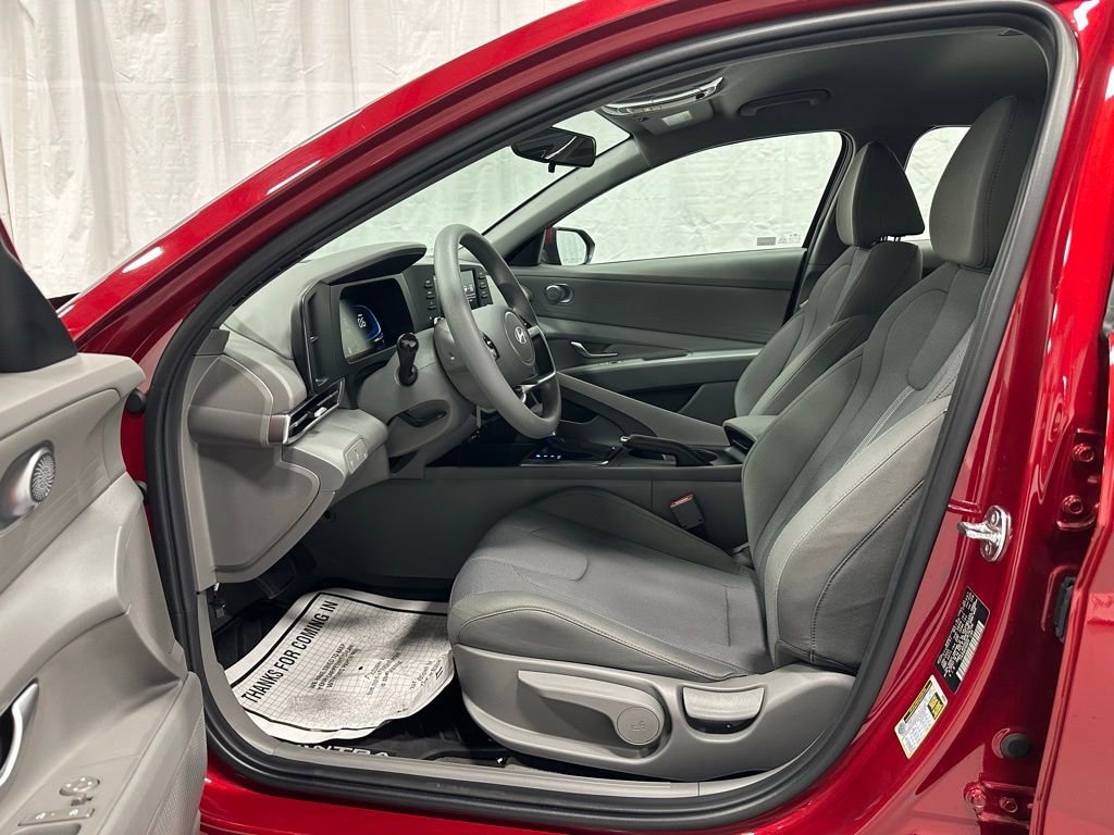Used 2025 Hyundai Elantra SE FWD image 10