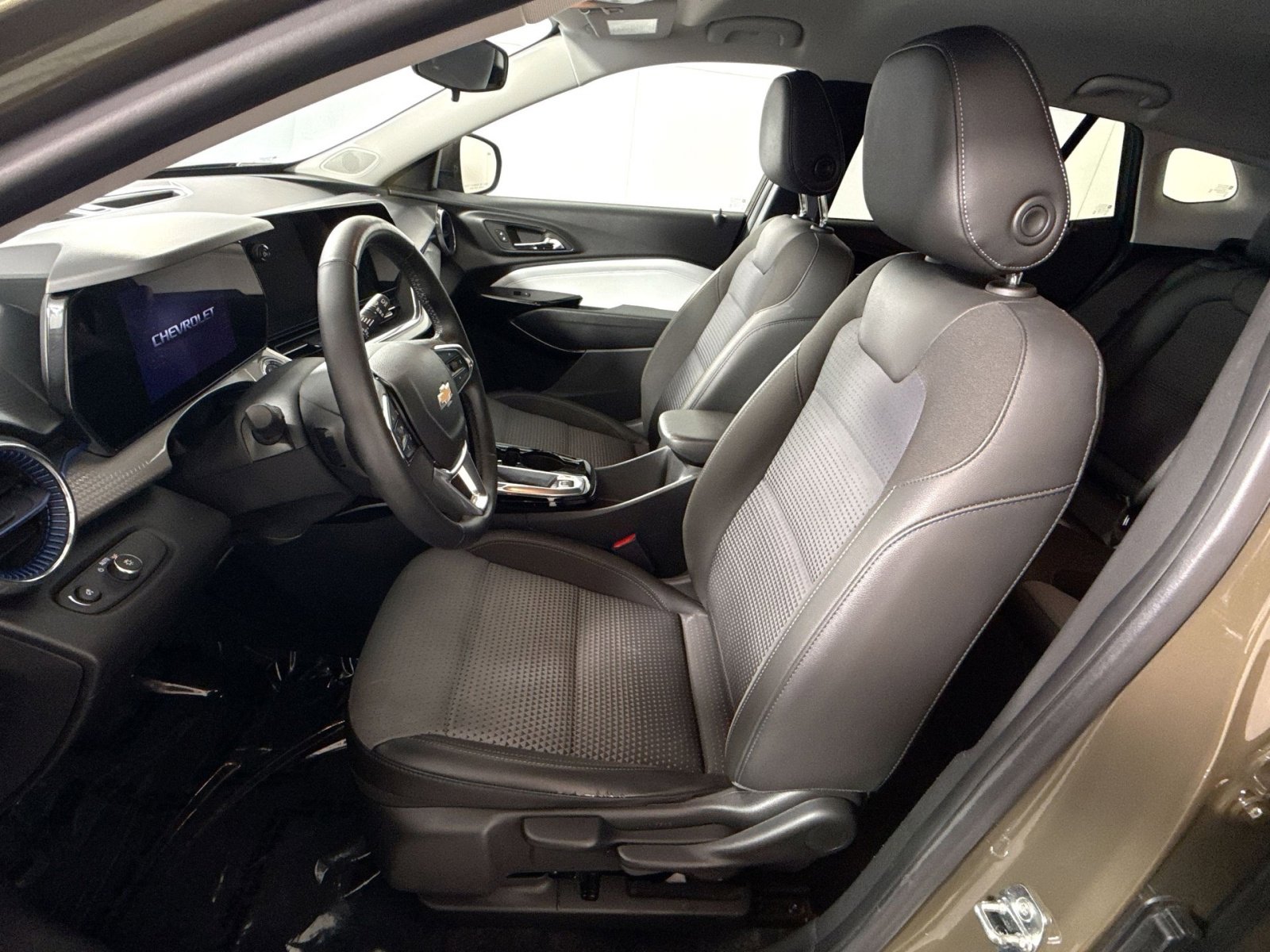 Used 2024 Chevrolet Trax LT w/ Driver Confidence Package image 13