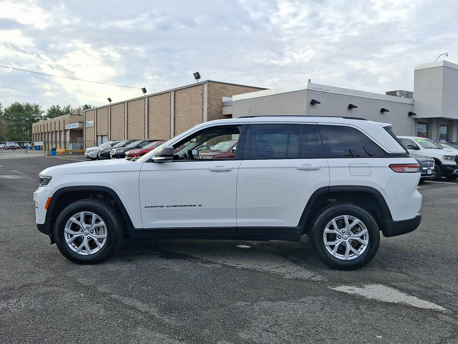 Used 2023 Jeep Grand Cherokee Limited image 4