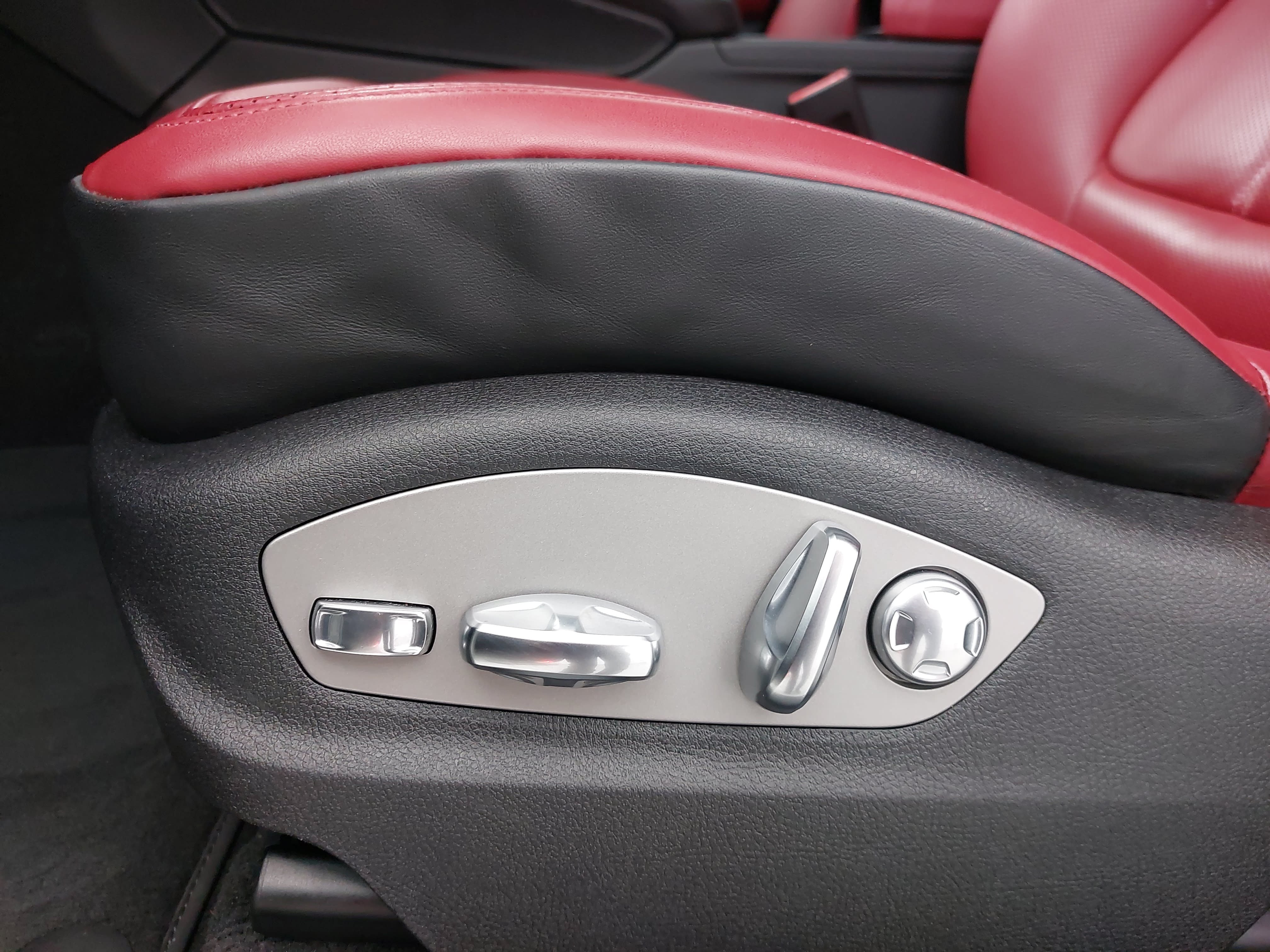 Certified 2025 Porsche Macan AWD/4WD image 31