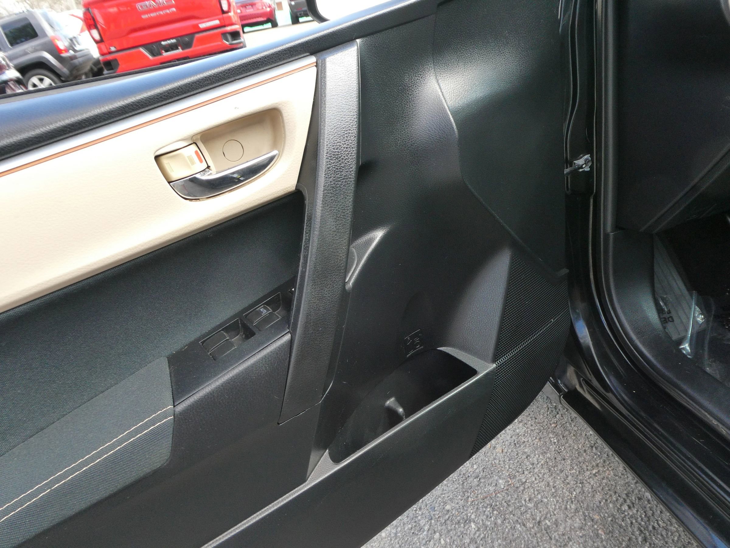 Used 2015 Toyota Corolla LE FWD image 14