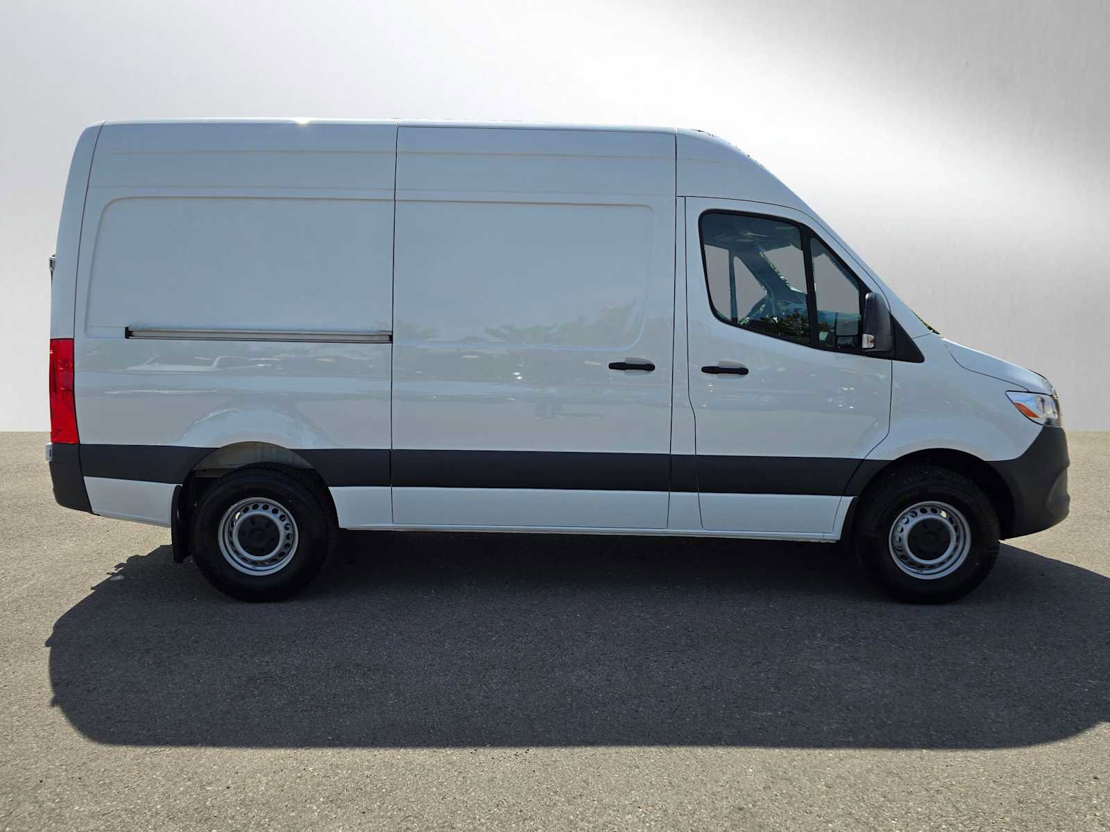 Used 2023 Mercedes-Benz Sprinter 1500 image 2