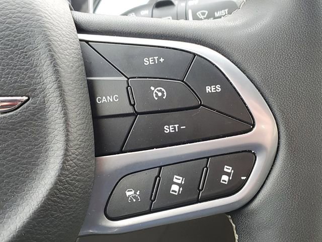 Used 2024 Chrysler Pacifica Touring-L image 12