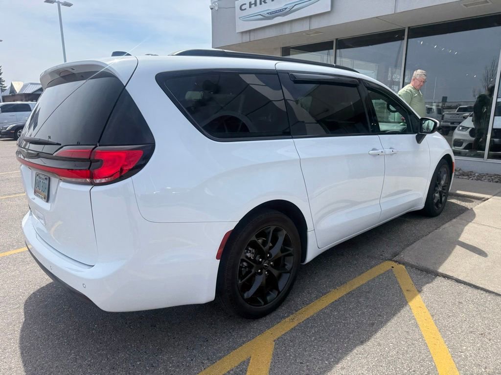 Used 2023 Chrysler Pacifica Touring-L w/ Uconnect Theater Family Group FWD image 5