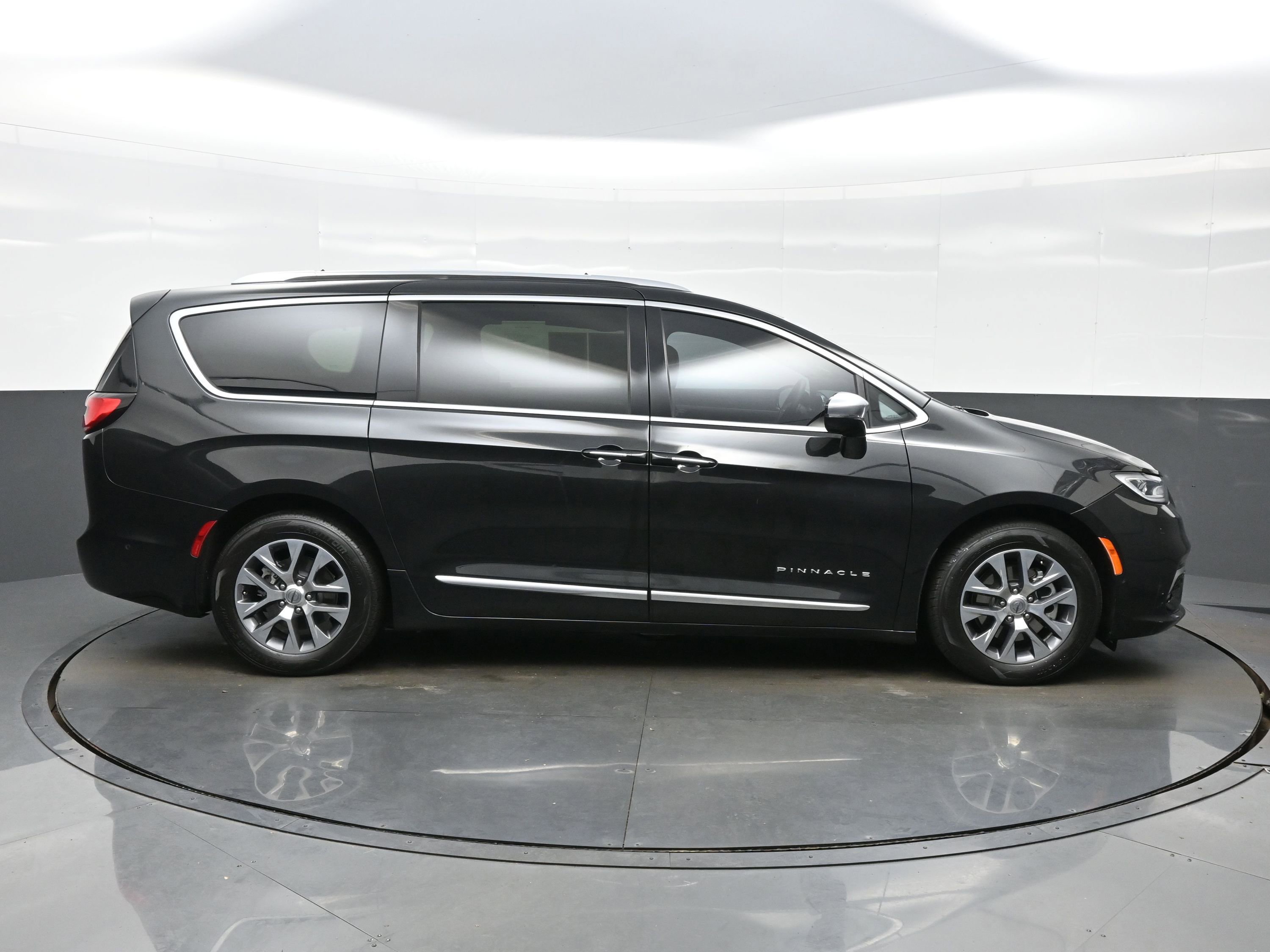 Used 2024 Chrysler Pacifica Pinnacle image 7