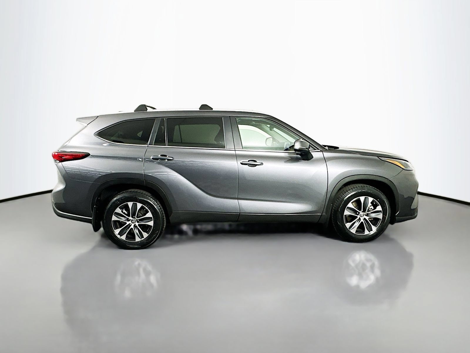 Used 2023 Toyota Highlander XLE AWD/4WD image 8