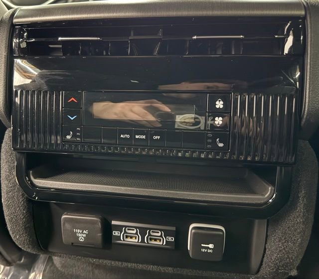 Used 2025 Jeep Wagoneer L Series II w/ 8-pass Seating Package AWD/4WD image 24