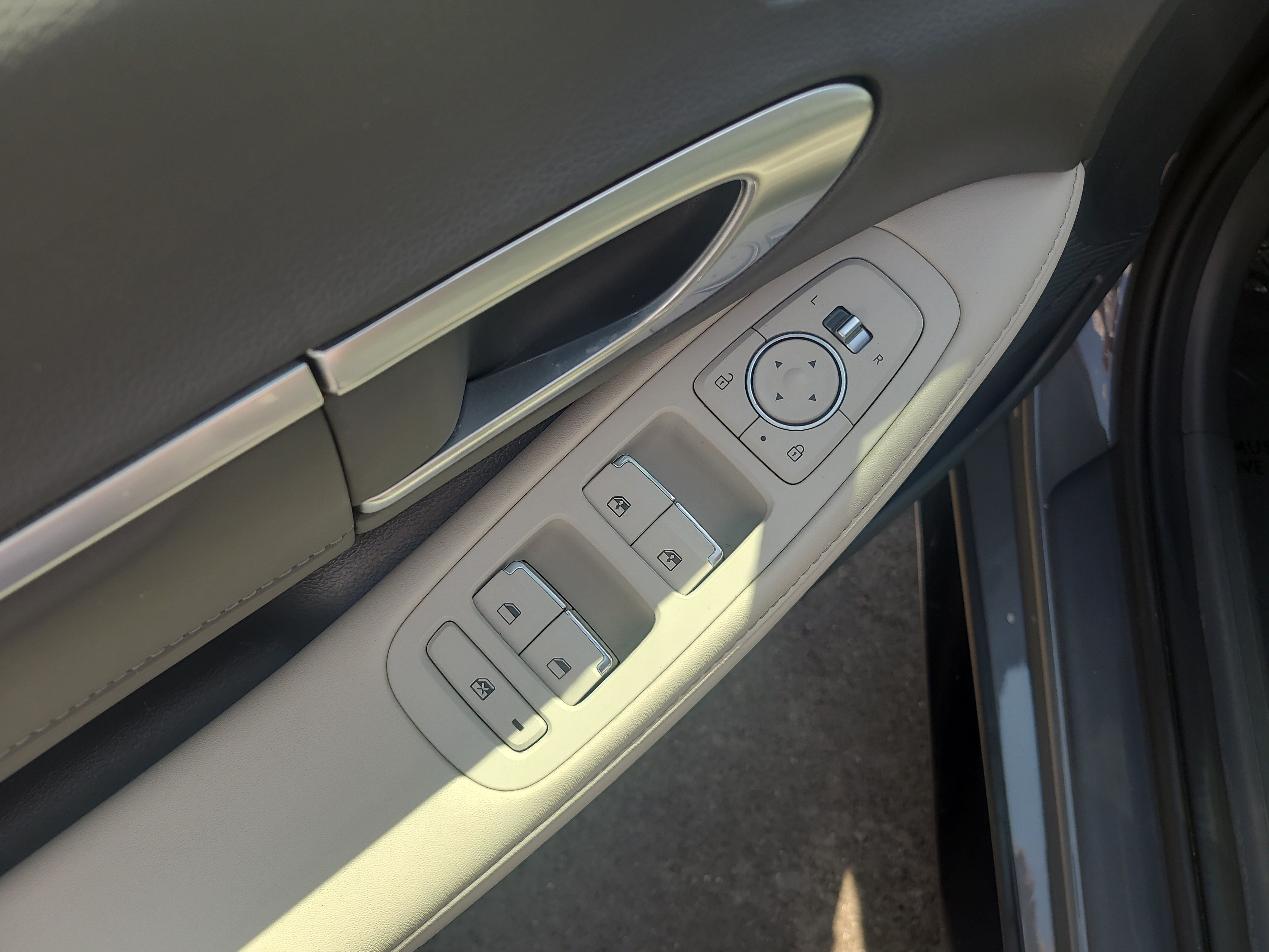 Used 2022 Hyundai Sonata Limited w/ Cargo Package FWD image 13