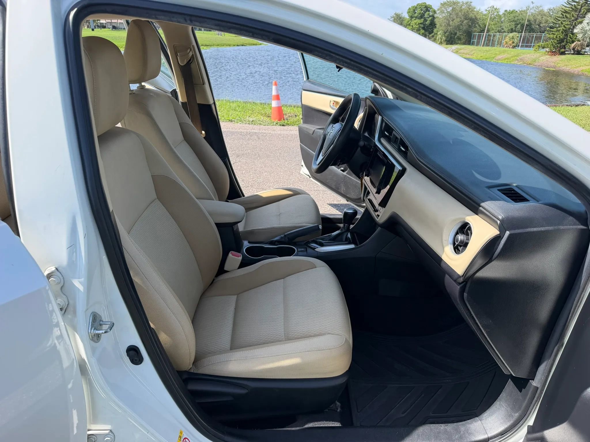 Used 2019 Toyota Corolla LE FWD image 15