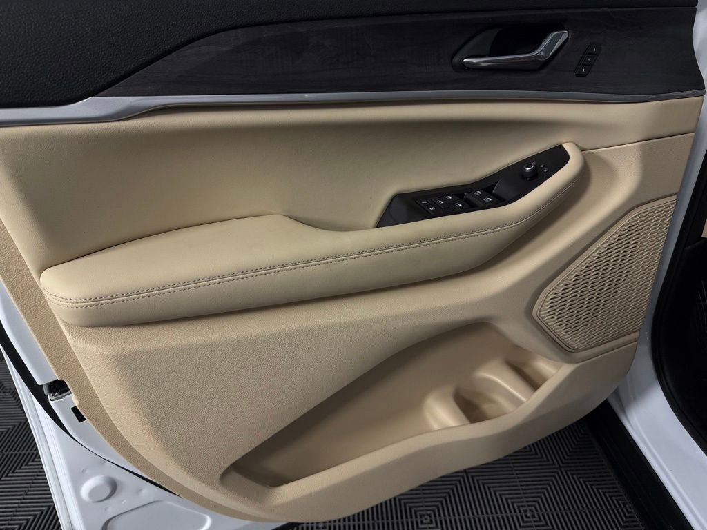 Used 2025 Jeep Grand Cherokee Limited w/ Luxury Tech Group II image 25