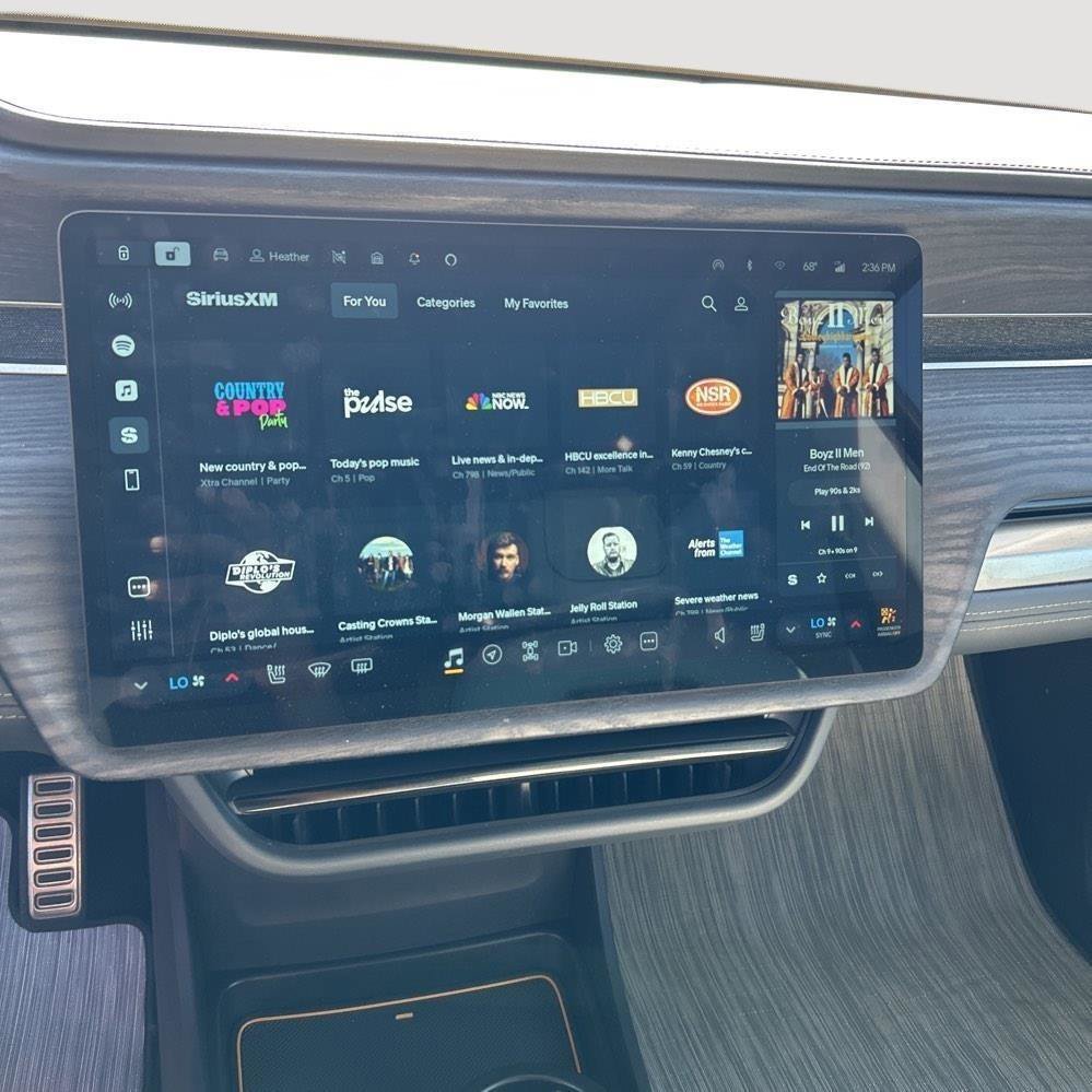 Used 2024 Rivian R1S Adventure image 35