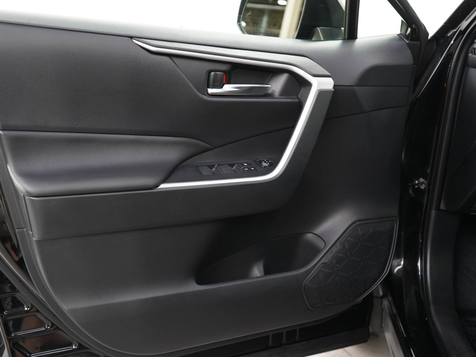 Used 2025 Toyota RAV4 XLE AWD/4WD image 18