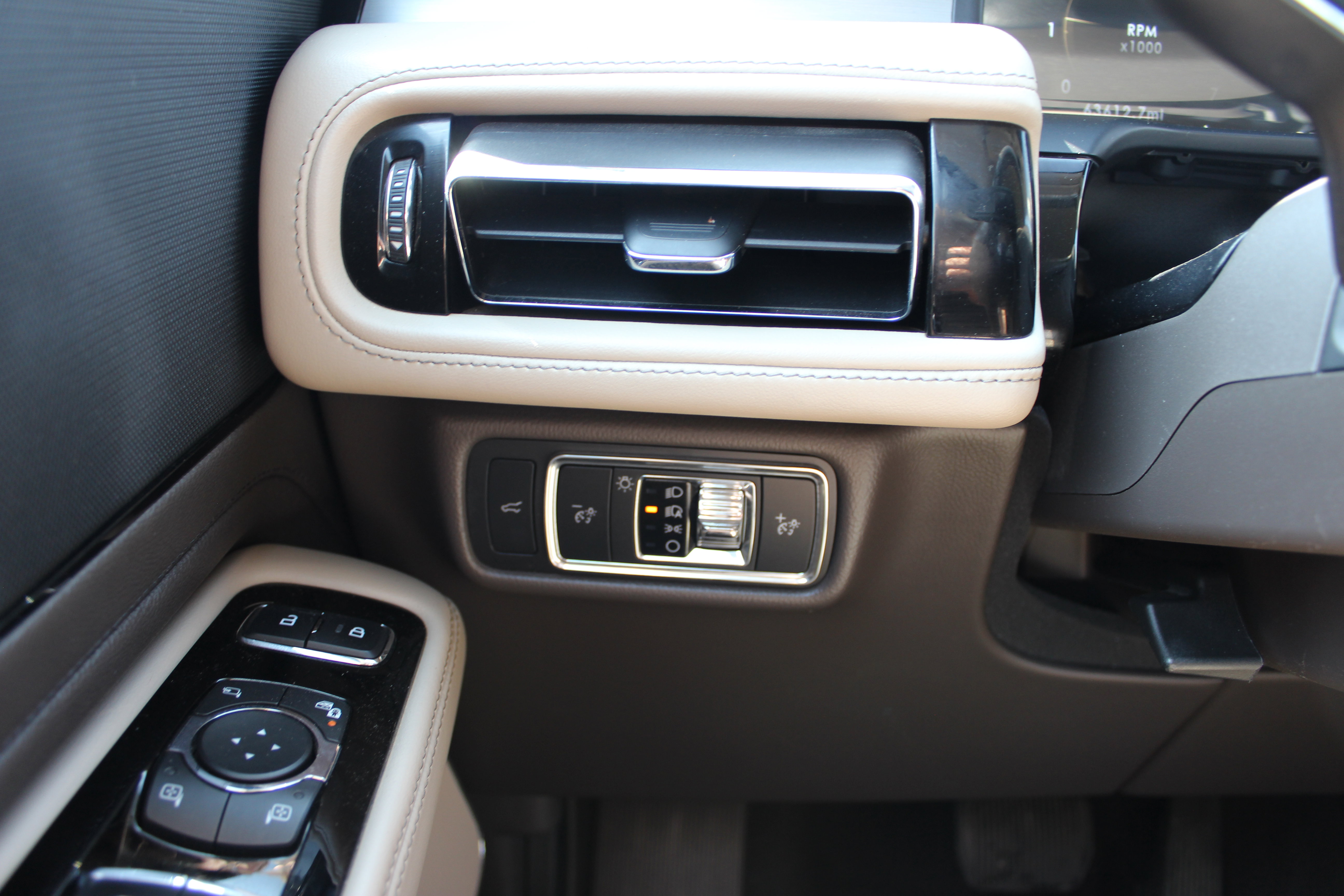 Used 2021 Lincoln Aviator AWD image 17