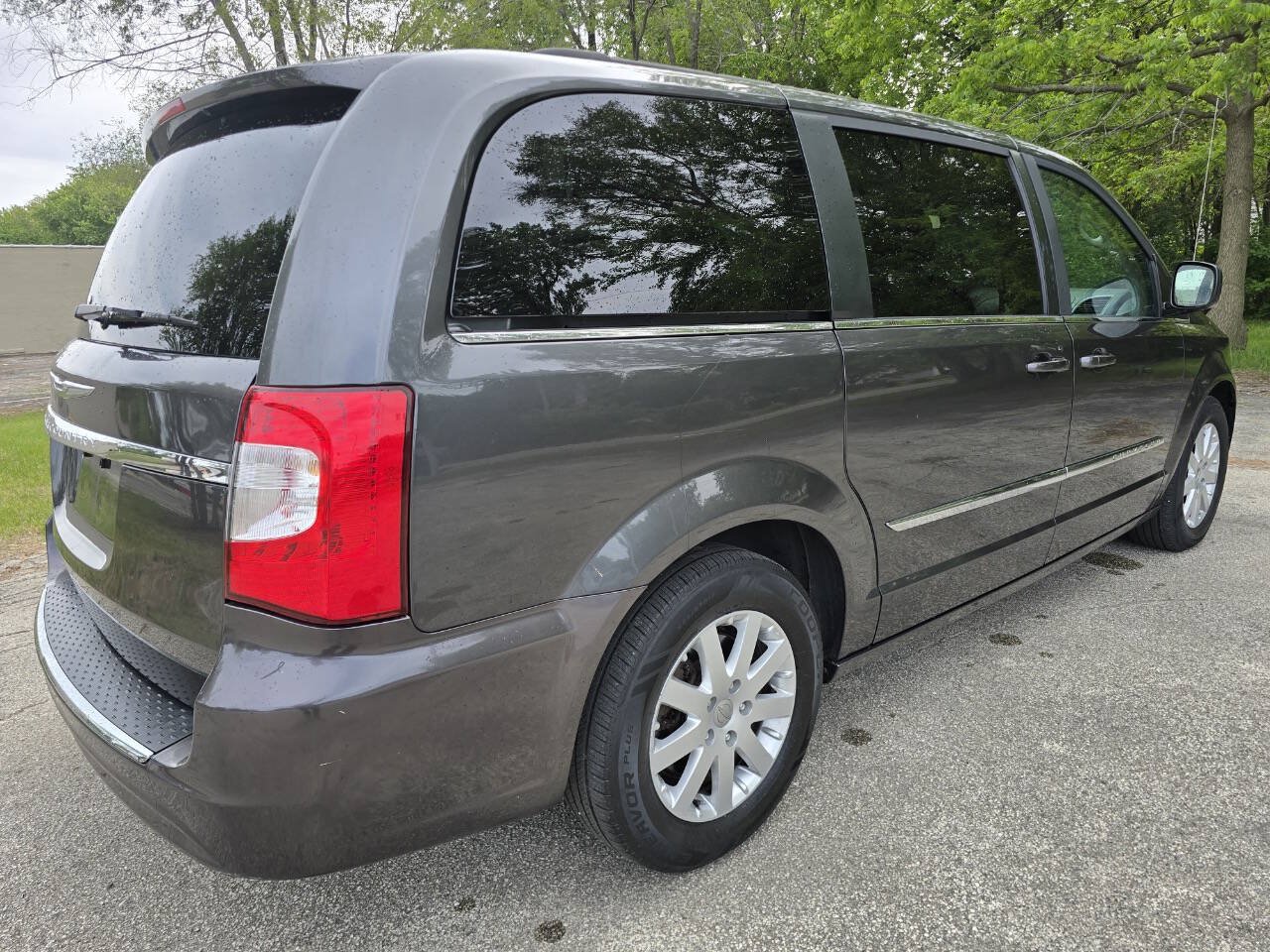 Used 2016 Chrysler Town & Country Touring FWD image 5