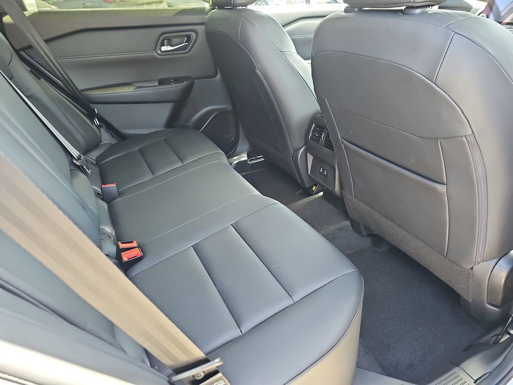 Used 2025 Nissan Rogue SV w/ SV Premium Package image 14