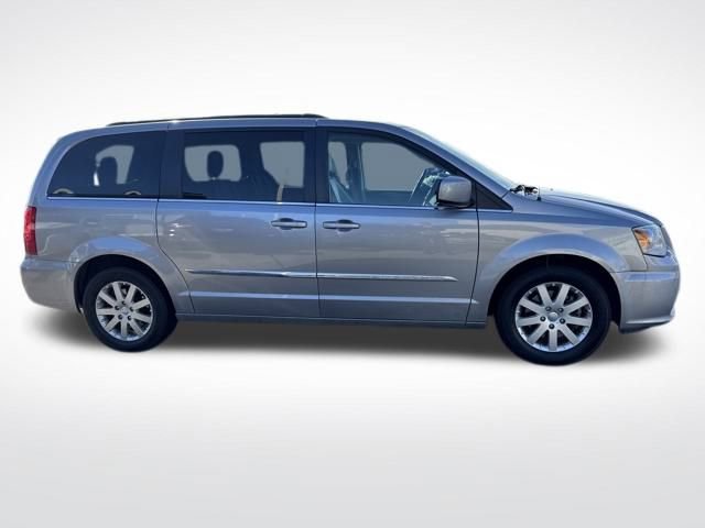 Used 2016 Chrysler Town & Country Touring image 7
