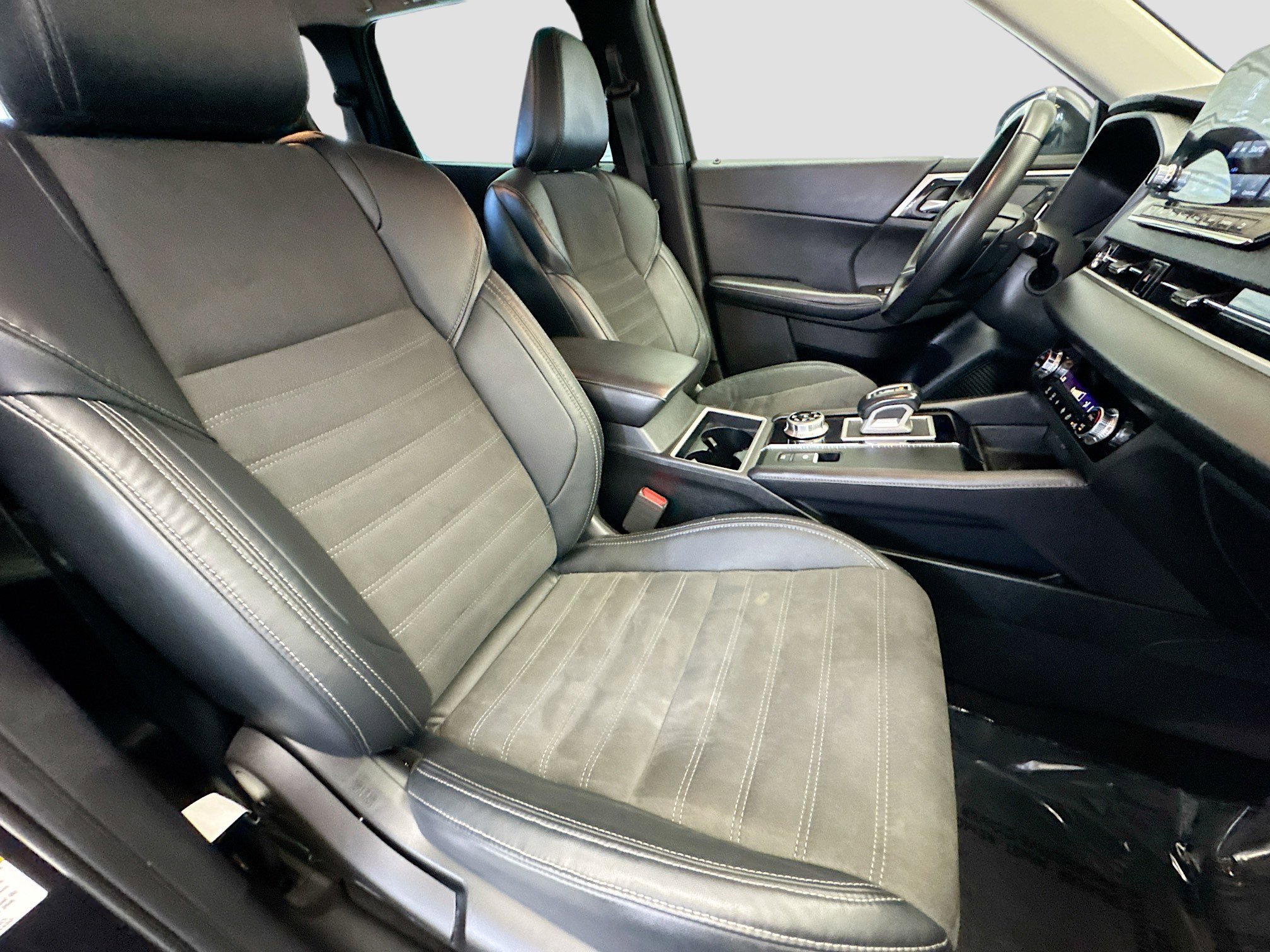 Used 2023 Mitsubishi Outlander SE image 14