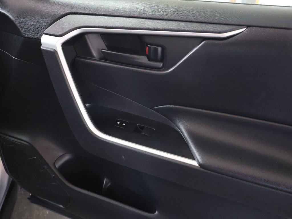 Used 2019 Toyota RAV4 LE FWD image 12