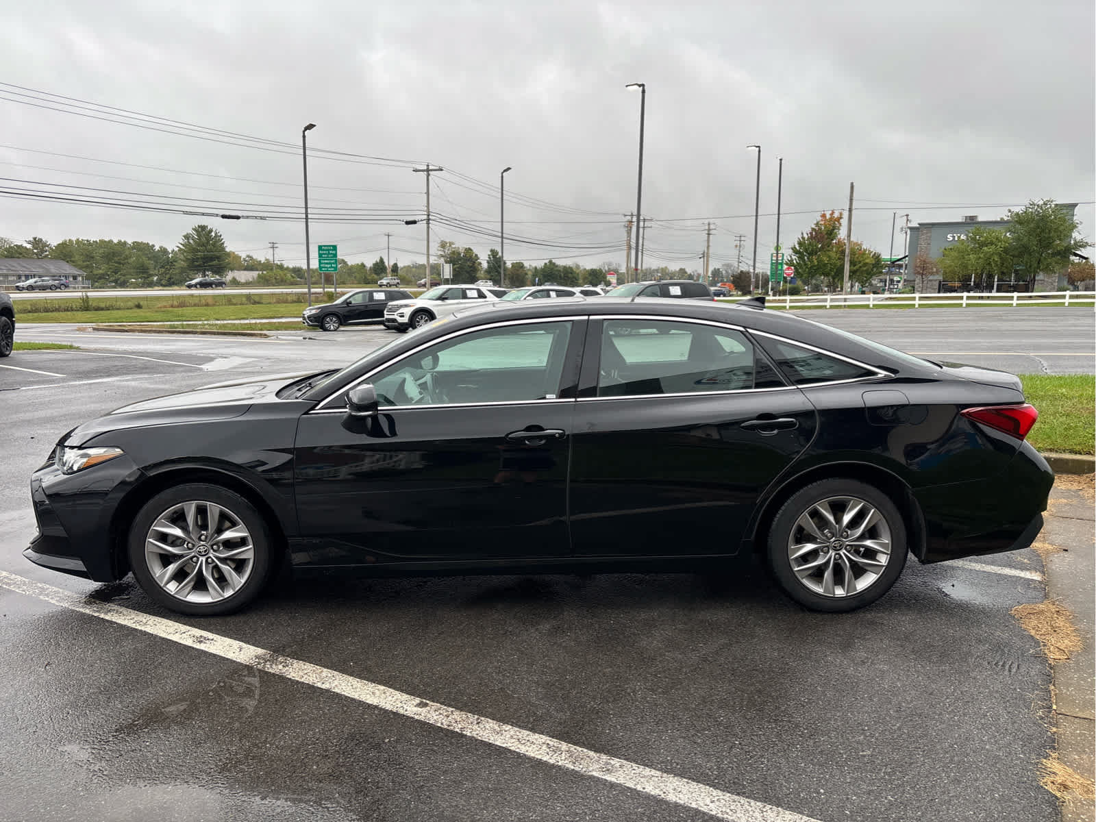 Used 2021 Toyota Avalon XLE w/ Moonroof Package FWD image 3