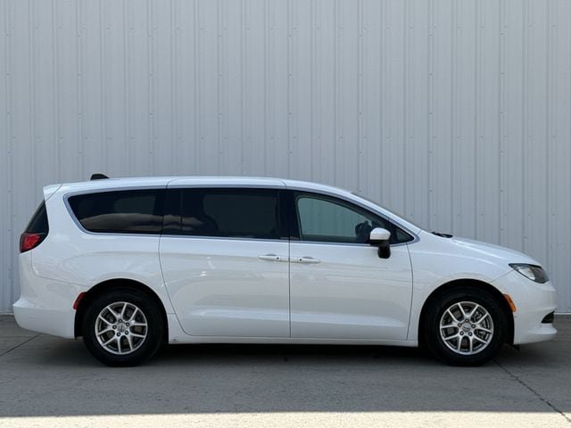 Used 2023 Chrysler Voyager LX FWD image 3