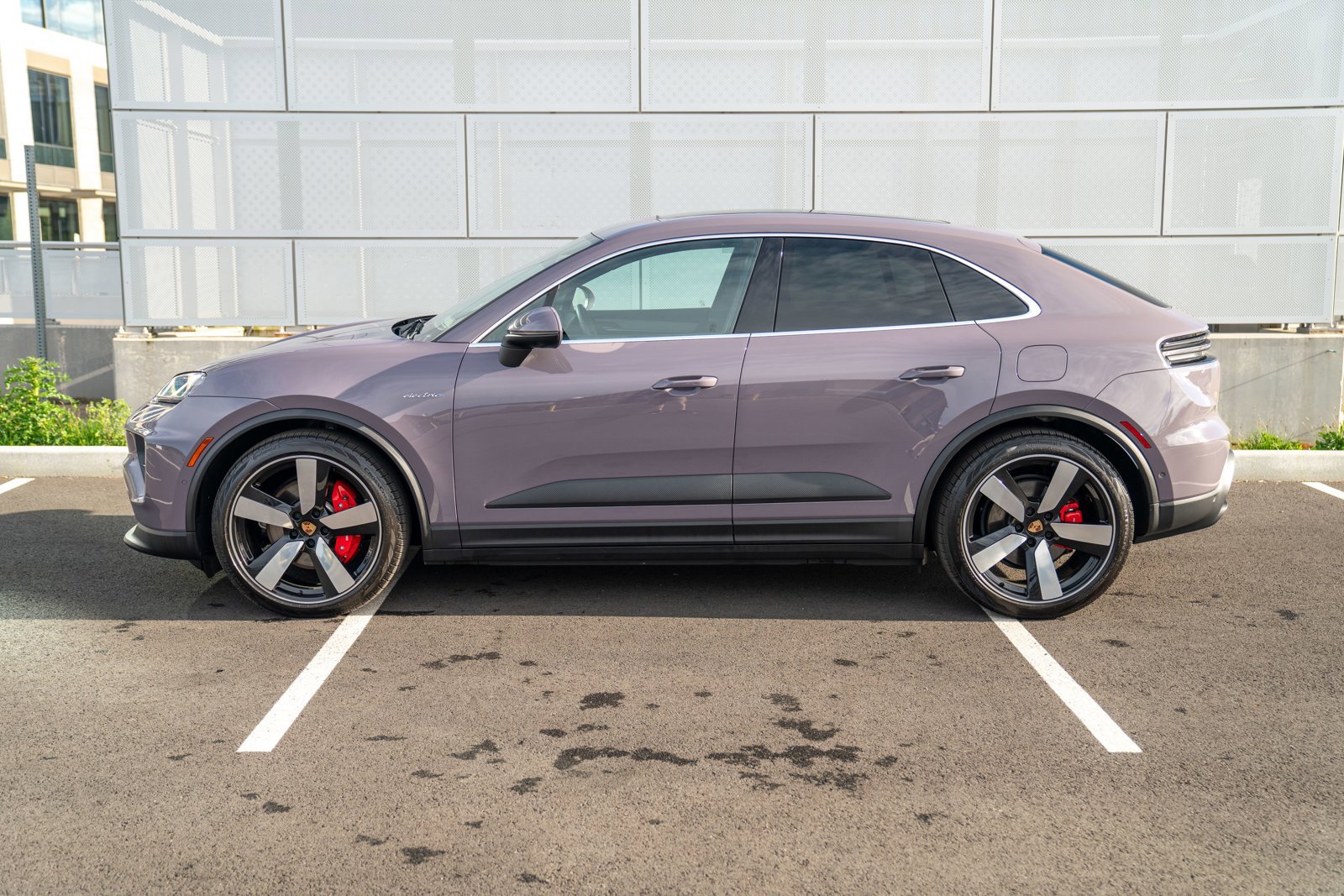 Certified 2025 Porsche Macan 4S Electric AWD/4WD image 2