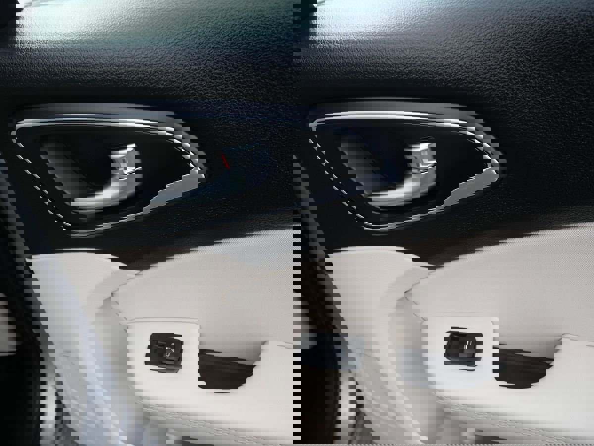 Used 2015 Chrysler 200 Limited w/ Convenience Group image 30