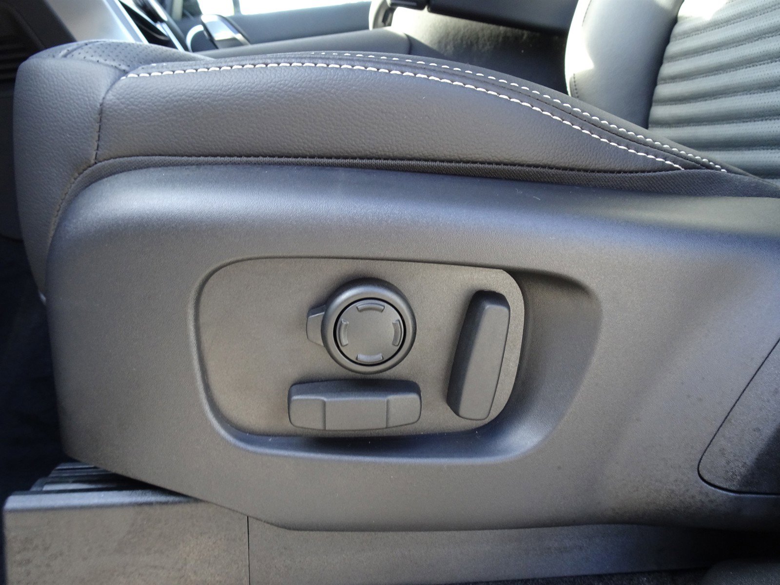 New 2025 Land Rover Discovery S image 18