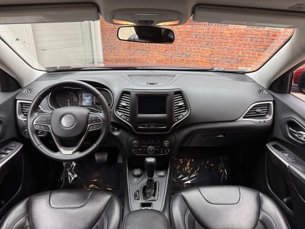 Used 2019 Jeep Cherokee Latitude Plus w/ Cold Weather Group AWD/4WD image 12