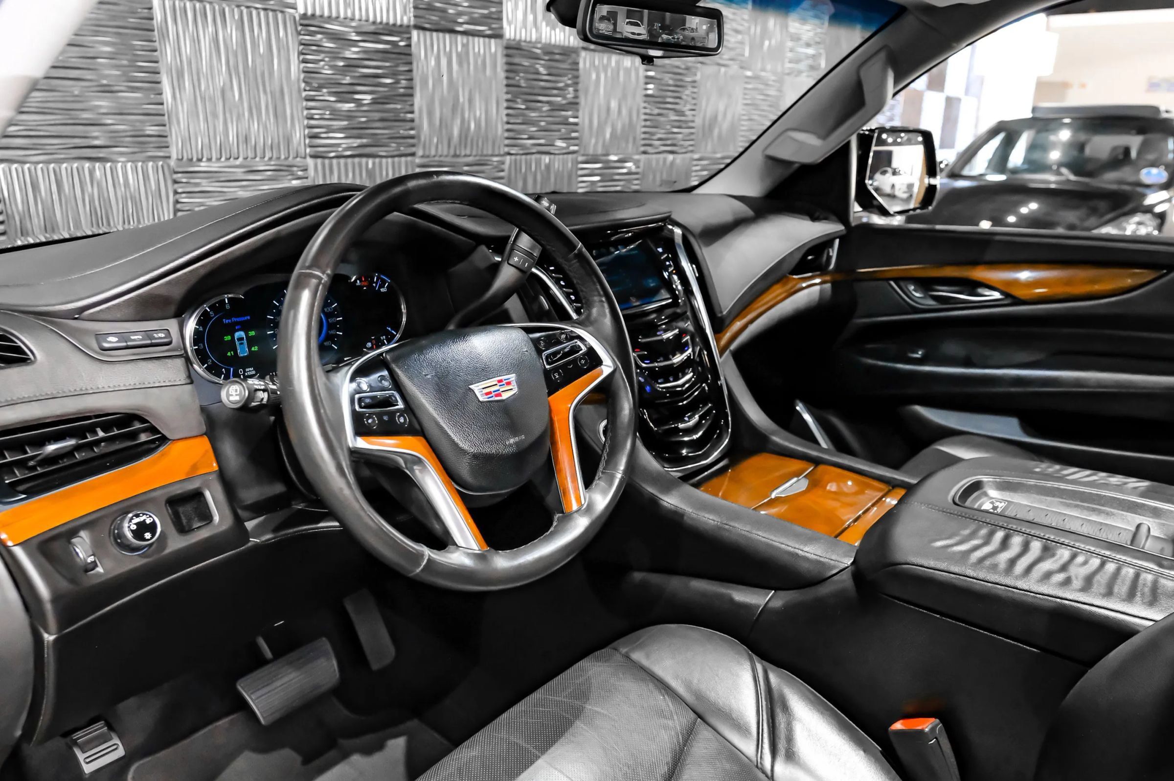 Used 2017 Cadillac Escalade ESV Luxury RWD image 3