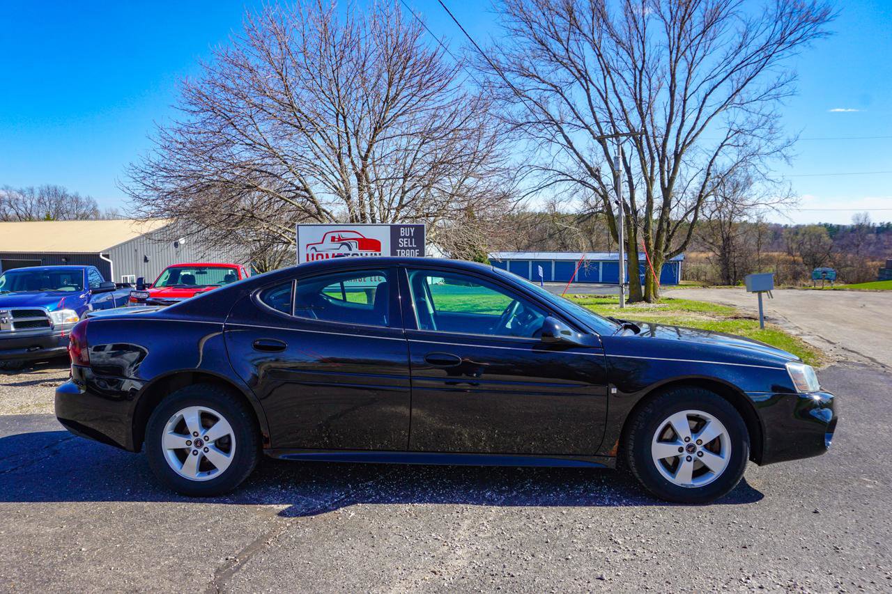 Used 2006 Pontiac Grand Prix w/ Sun And Sound Package image 2