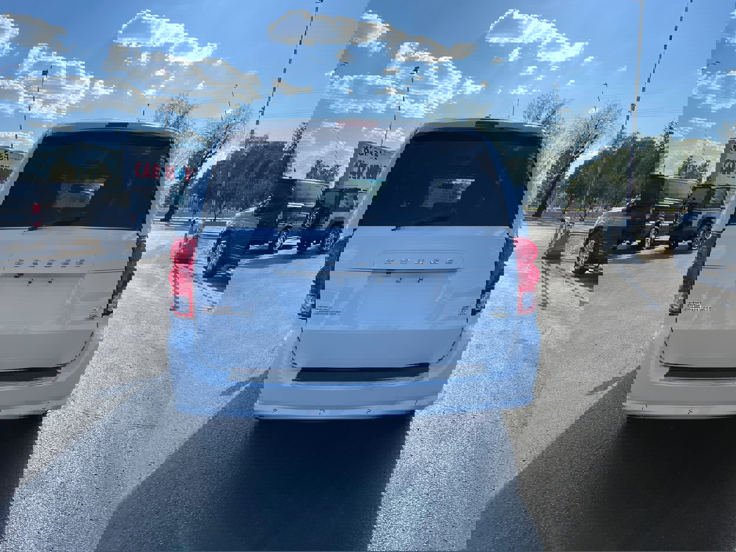 Used 2017 Dodge Grand Caravan SXT w/ Driver Convenience Group image 4